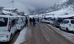 Irak sınırında ’sistem’ çilesi: Vatandaşlar kar altında sabahlıyor