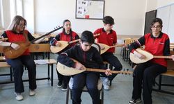 Gözleri görmeden hissederek çalıyor