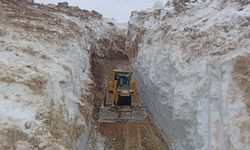 Yüksekova’da 7 metre karla mücadele