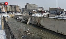 Yüksekova’da Korkuluklar Dereye Düştü, Vatandaşlar Önlem İstiyor