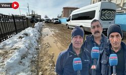 Yüksekova’daki Servis Şoförleri Çamur İçindeki Yola Çözüm Bekliyor