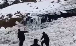 Hakkari’de tır, çığ altında kaldı!