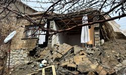 Hakkâri’de etkili olan aşırı yağışlar nedeniyle bir ev yıkıldı