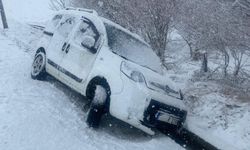 Yüksekova’da Gizli  Buzlanma Nedeniyle Kamyonet Yoldan Çıktı