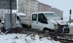 Yüksekova'da otomobil ile kamyonet çarpıştı:2 Yaralı