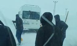 Yüksekova’da Tipi Kabusu: 5 Araçta Mahsur Kalanlar Kurtarıldı