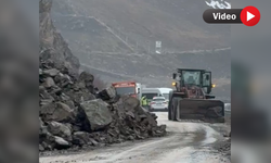 Yüksekova Karayolunda Faciadan Dönüldü: Heyelanda Dev Kayalar Yola İndi