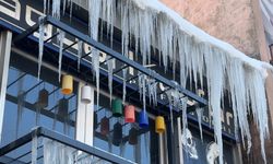 Çatılarda 1 Metreyi Aşan Buz Sarkıtları Oluştu