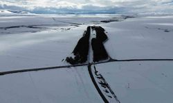 Kars’ta bahar ortasında kış manzarası: Benliahmet İstasyonu beyaza büründü