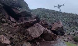 Batman’da dağdan kopan dev kayalar 10’dan fazla yolu ulaşıma kapattı