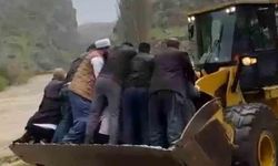 Sel yol vermeyince cenaze iş makinesiyle taşındı