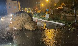 Şemdinli’de yola dev kaya parçaları düştü