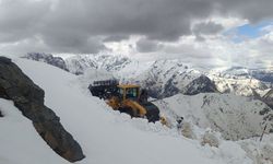 Yüksekova’da karla mücadele Nisan ayında da sürüyor