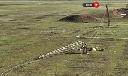 Yüksekova’da yere düşen elektrik telleri tehlike oluşturuyor