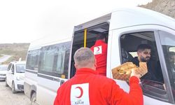 Kızılay'dan yolda kalanlara kumanya desteği!