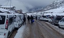 Irak sınırında ’sistem’ çilesi: Vatandaşlar kar altında sabahlıyor