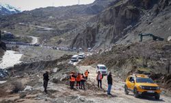 Hakkâri-Van Karayolu ulaşıma kontrollü olarak açıldı
