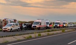 Diyarbakır’da faciadan dönüldü: Takla atan araçtaki 10 kişi yaralandı