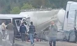 Tır ile minibüs çarpıştı: 7 can kaybı, 7 yaralı