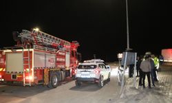 Hakkari’de faciadan dönüldü:Çekici uçurumun kenarında durabildi, 3 yaralı