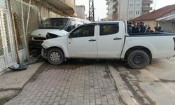 Yüksekova’da kamyonet park halindeki minibüse çarptı: 2 yaralı