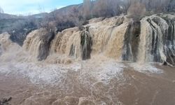 Karların erimesiyle Muradiye Şelalesi coştu