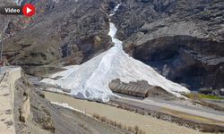 Hakkari'de zay suyuna düşen çığ böyle görüntülendi