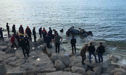 Van Gölü’ne uçan otomobildeki 1 kişi yaralandı