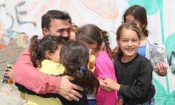 Küçükken hep ’bekledi’ şimdi çocuklara ücretsiz dağıtıyor