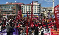 Van’da 1 Mayıs coşkusu: Siyasiler ve binlerce kişi meydanda
