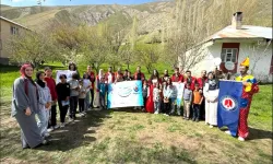 Hakkâri Üniversitesi Öğrencilerinden Demirli Köyü Çocuklarına Moral Ziyareti