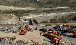 Hakkari-Van kara yolunda ikinci panel köprünün kurulumuna başlandı