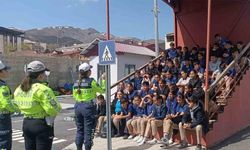 Hakkari polisinden çocuklara trafik eğitimi