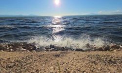 Van’da etkili olan rüzgar Van Gölü’nü coşturdu, dalgalar sahili tokatladı