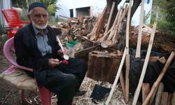 70 yıldır ağaç dallarını keser ve bıçakla kaşığa dönüştürüyor