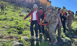 Dağlık alanda düşerek yaralan şahsı ekipler kurtardı