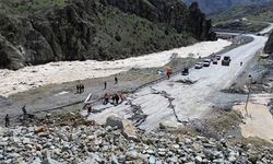 Akçalı Mevkiinde Heyelan Riski: Hakkari Valiliği  Uyardı
