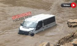 Hakkari’de taşkın paniği: Araç sulara kapıldı, sürücü son anda kurtarıldı