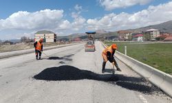 Yüksekova’da Karayollarından Asfalt Yama Çalışması