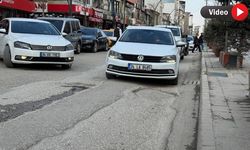 Yüksekova’da Cengiz Topel Caddesi’ndeki Çukurlar Sürücüleri Zorluyor