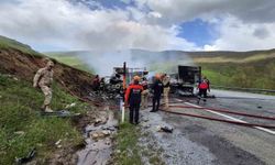 Tırlar kafa kafaya çarpıştı: 2 sürücü hayatını kaybetti