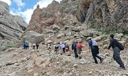 Hakkari'de Doğaseverler Marunüs Şelalesi’nde Buluştu