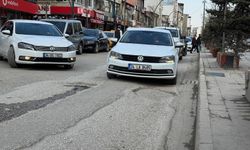 Yüksekova’da Cengiz Topel Caddesi’ndeki Çukurlar Sürücüleri Zorluyor