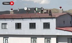 Yüksekova’da Çatıya Çıkan Genç İkna Edildi