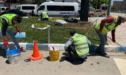 Yüksekova’da orta refüjlerdeki kaldırım taşları yenileniyor