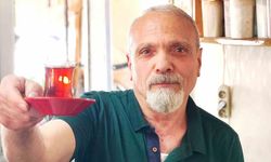Çay demlerken şiir yazıyor: 40 yıllık çaycı şiirleriyle gönül ısıtıyor