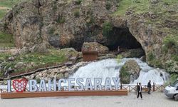 Bahçesaray’da mağaradan çıkan doğal su kaynağı ilgi odağı oldu