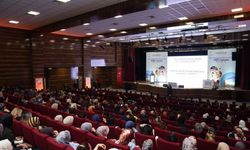 Uzmanlardan ‘Sanal mecra’ uyarısı: "Asla hekim muayenesinin yerini almamalı"