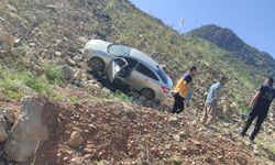 Çukurca’da trafik kazası: Araç yamaçta durabildi
