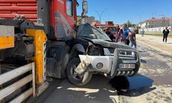 Yüksekova’da hafif ticari araç ile vinç çarpıştı: 1 yaralı